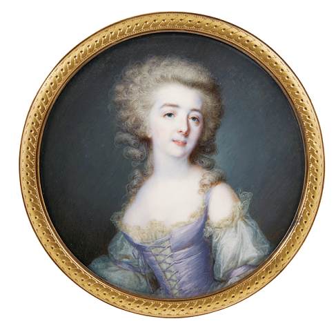 Portrait d'une jeune femme en robe lilas