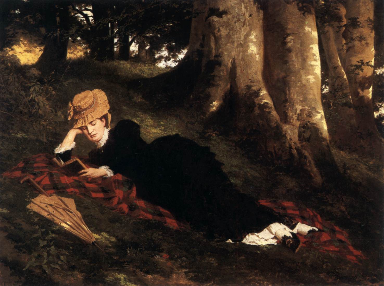 Femme lisant dans la forêt