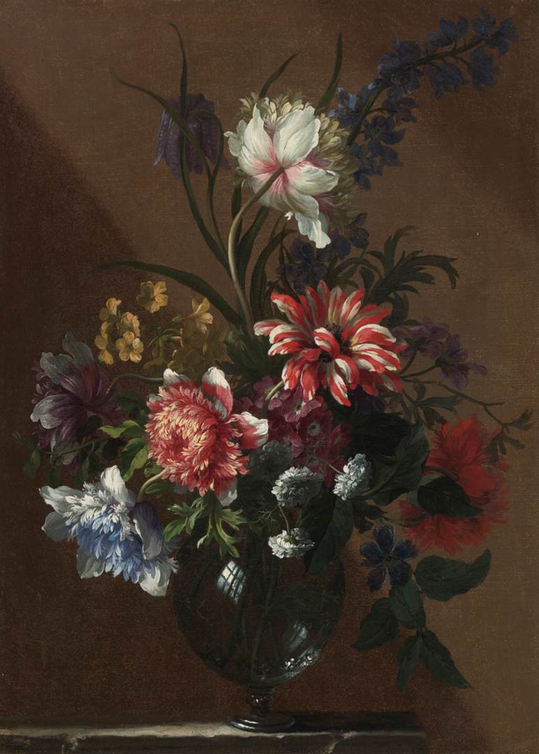 Bouquet de fleurs dans un vase en verre sur un rebord en marbre