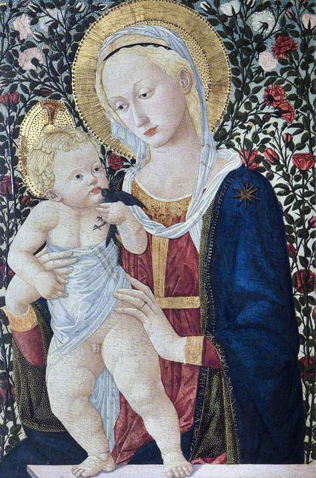 Vierge à l'Enfant devant une haie de roses