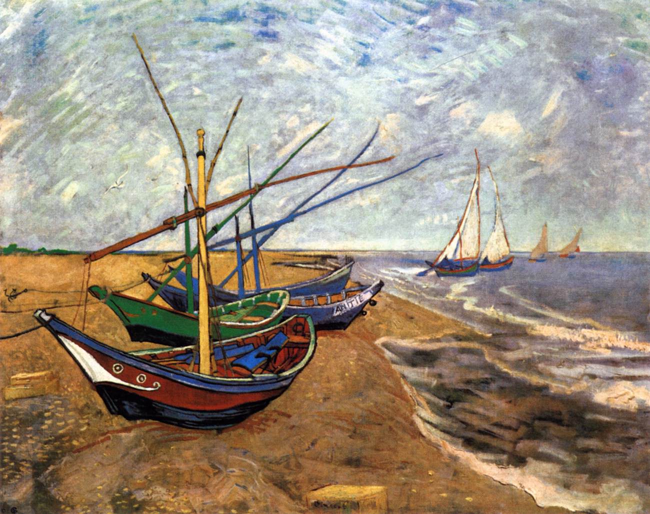 Bateaux de pêche sur la plage à Saintes-Maries