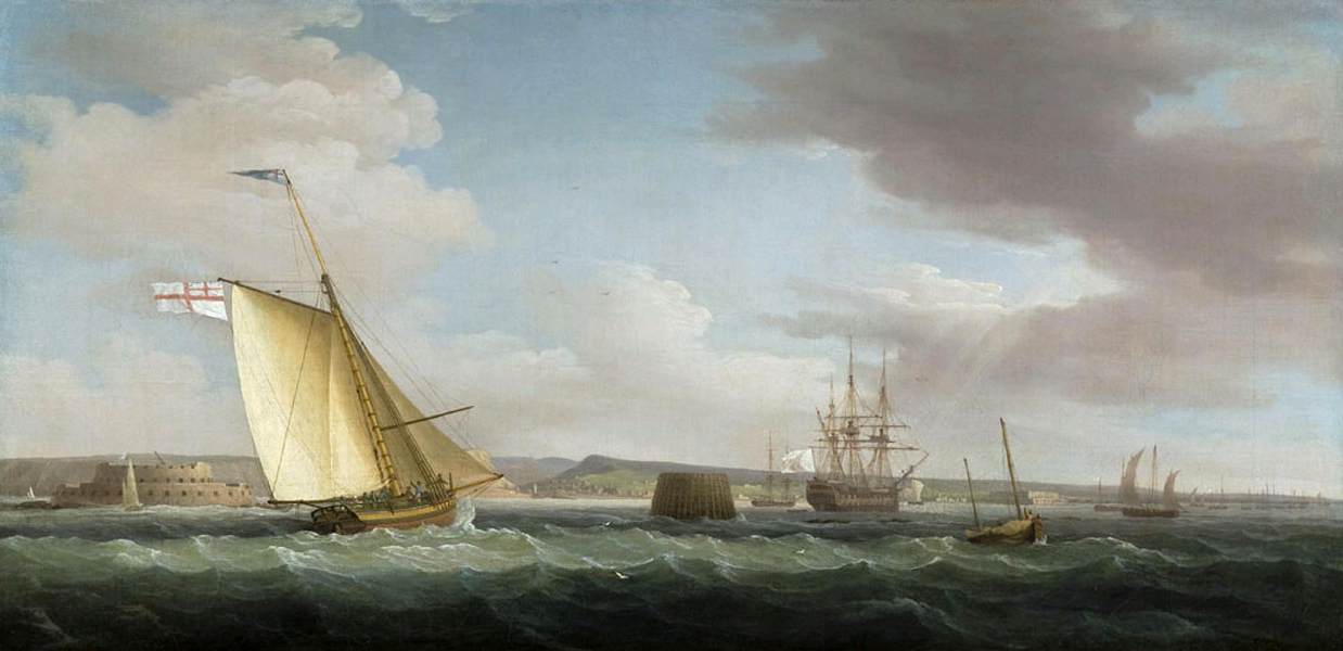Un yacht de la marine arborant l'enseigne blanche
