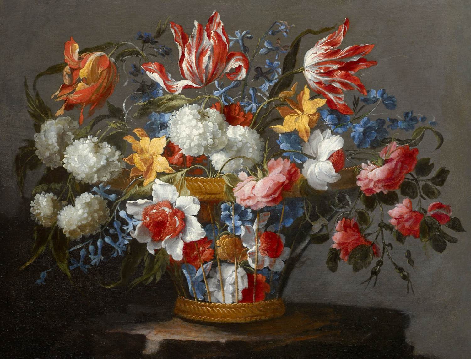 Un panier en osier avec des fleurs