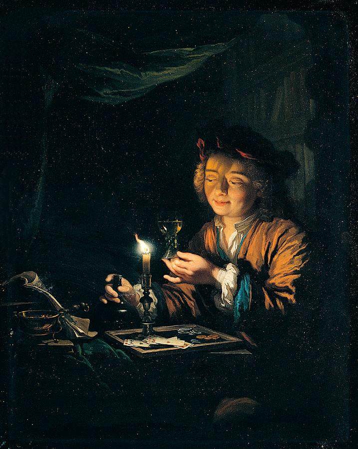 Jeune homme assis à une table