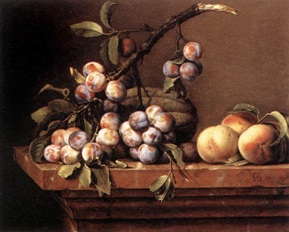 Prunes et pêches sur une table