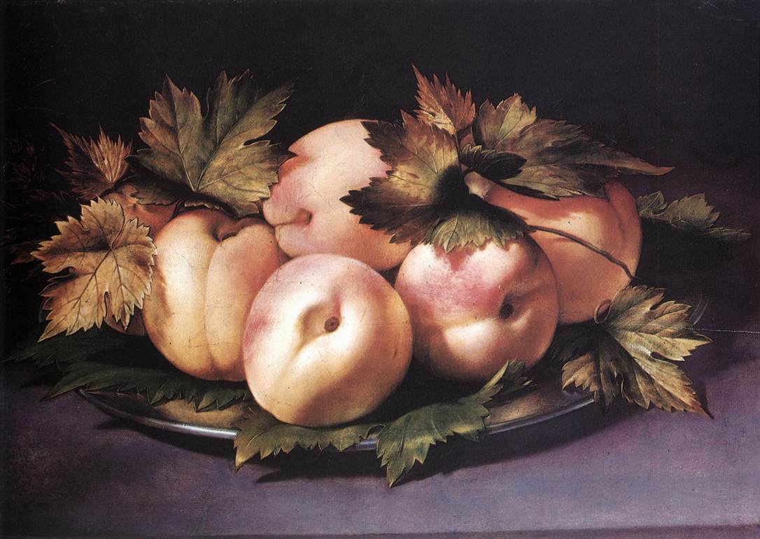 Plat en métal avec pêches et feuilles de vigne