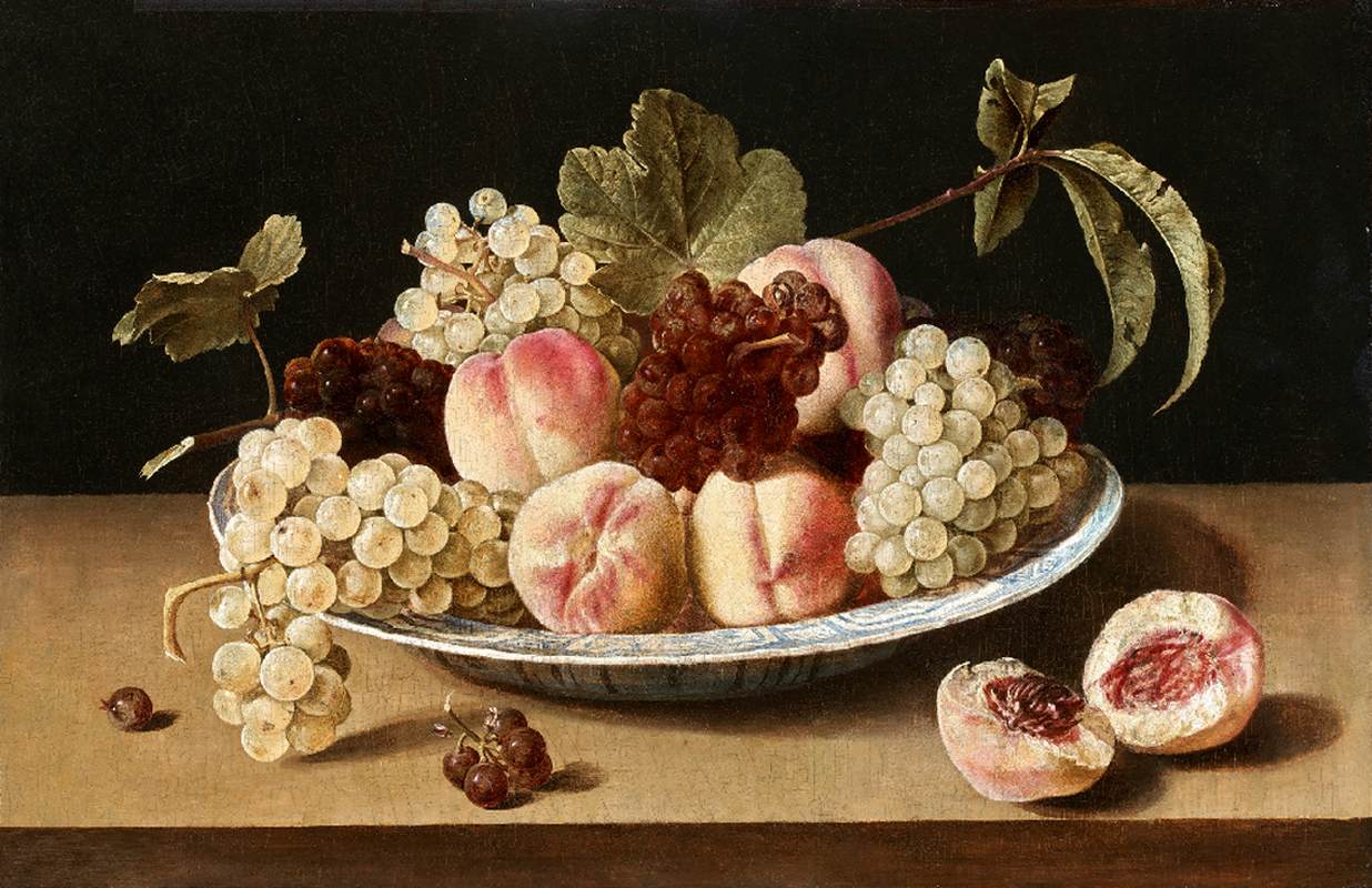 Nature morte aux pêches et aux raisins dans un bol en porcelaine