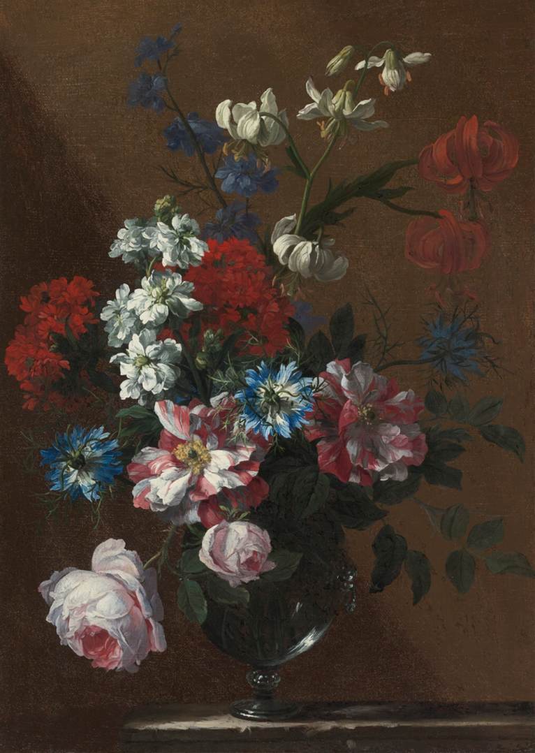 Bouquet de fleurs dans un vase en verre sur un rebord en marbre