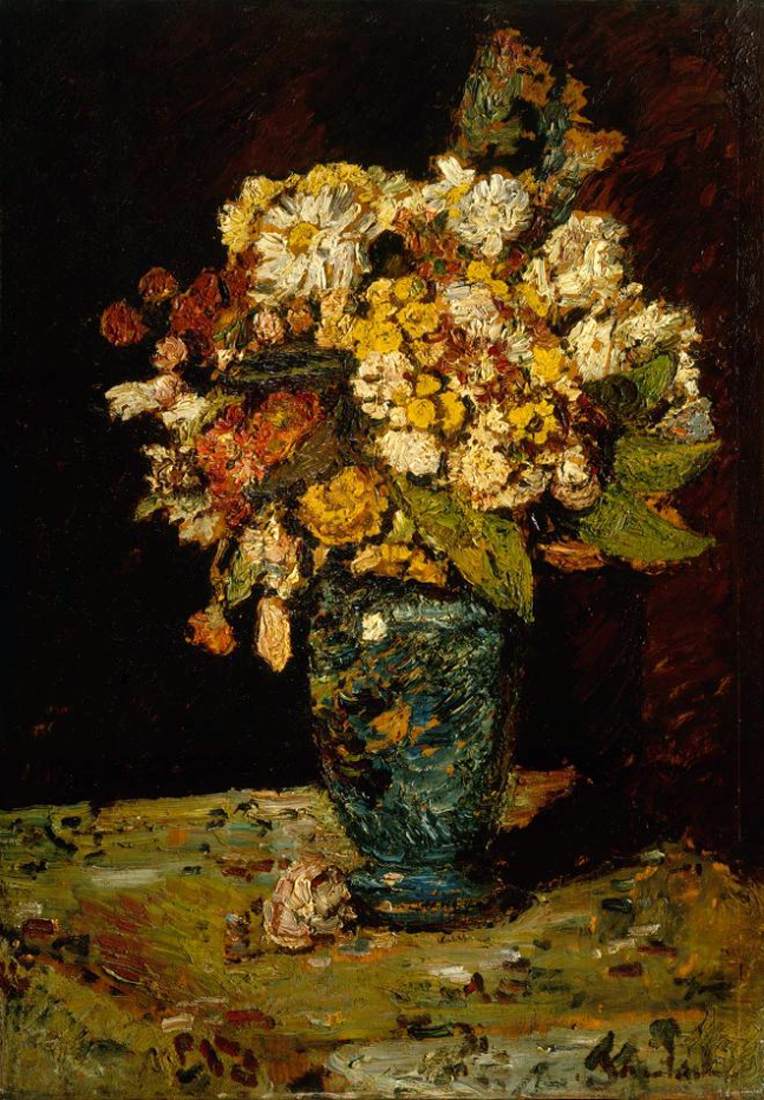 Fleurs dans un vase bleu