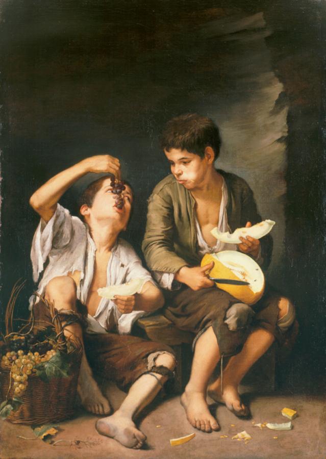 Garçons mangeant des raisins et du melon