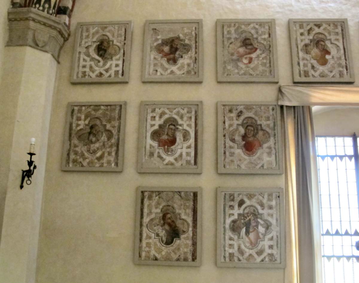 Bustes de prophètes et de saints