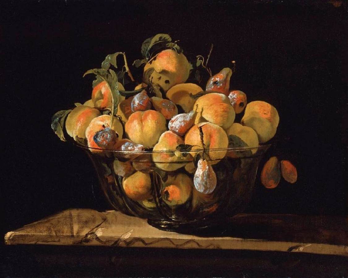 Pêches et poires dans une coupe en verre