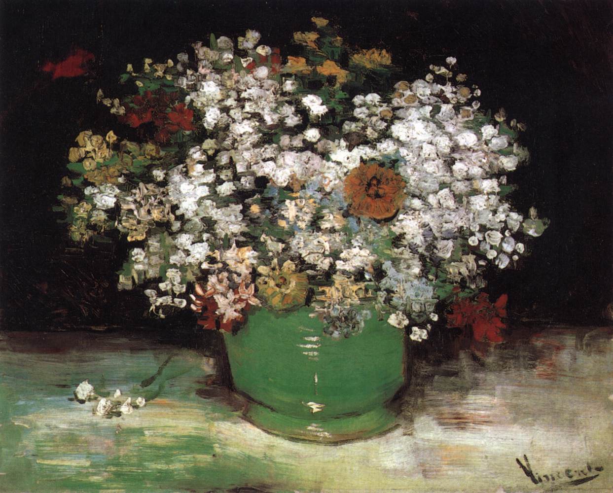 Vase de zinnias et autres fleurs