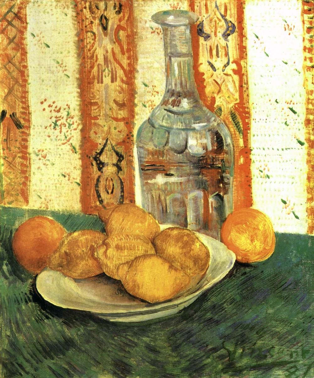 Nature morte avec carafe et citrons sur une assiette