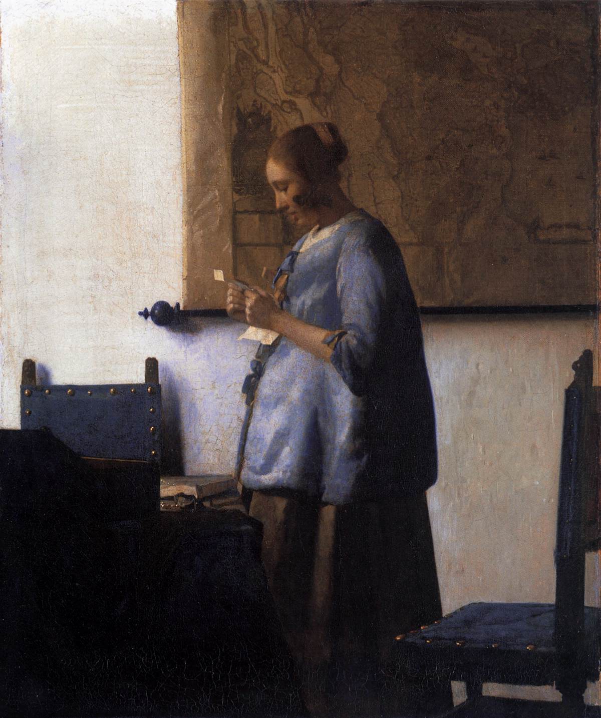 Femme en bleu lisant une lettre