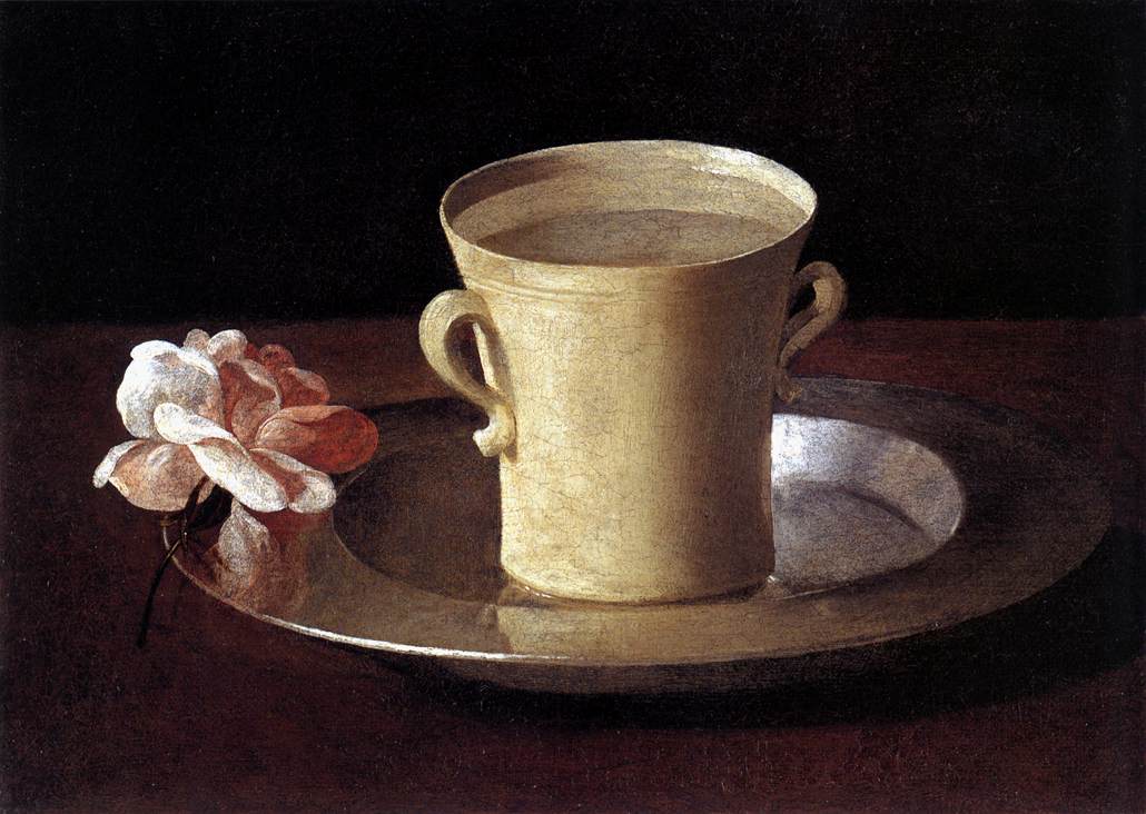 Tasse d'eau et une rose sur une assiette en argent
