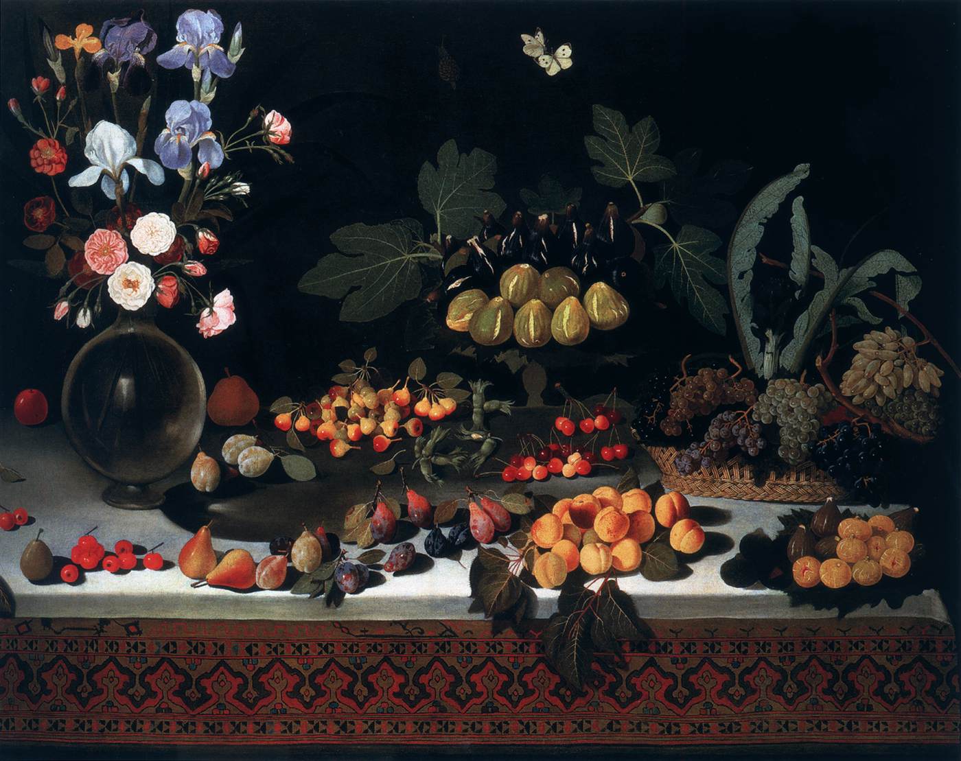 Table avec des fruits et un vase de fleurs