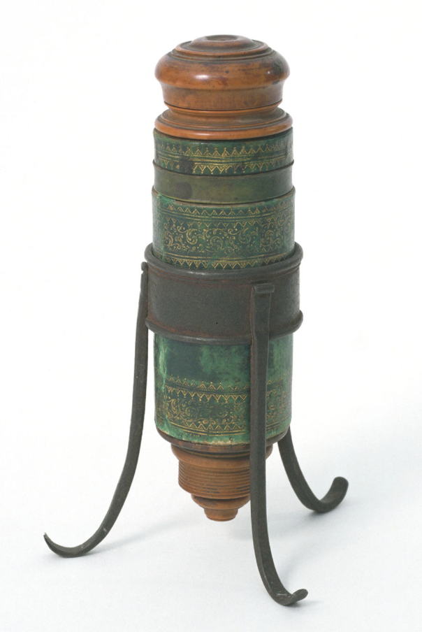 Microscope utilise pour lire la micrographie de Muligino